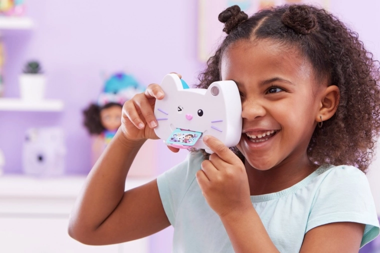 Mirksinti katytė ir „išspausdinta“ nuotrauka ant liežuvėlio