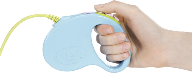 Vaikšto su pavadėliu ir klauso valdymo