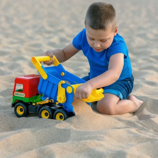 Pramoga smėlyje ir sode