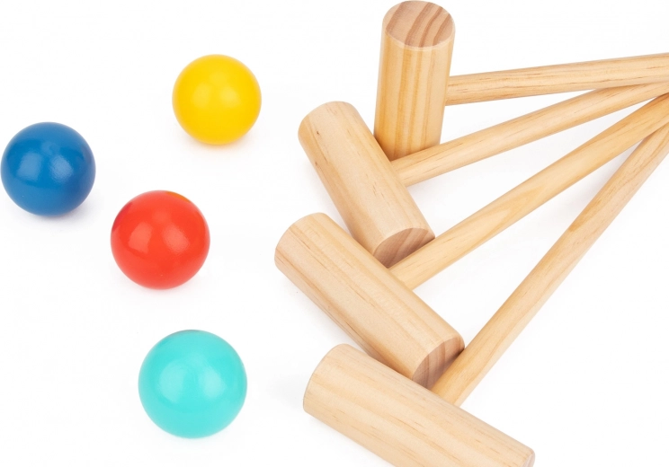 Patvarūs mediniai plaktukai ir spalvoti kamuoliukai