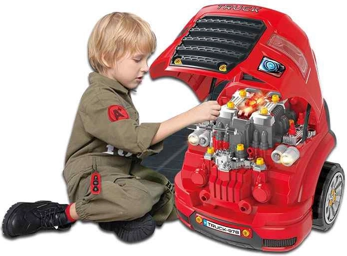 Atidaromas kapotas ir gausi variklio vidaus įranga