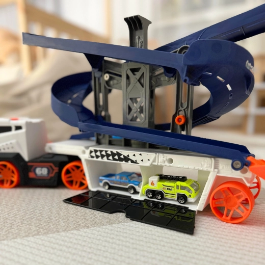 Race track with top parking and launch lanes