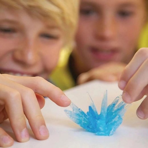 Spindintys kristalai ranka pasiekiami