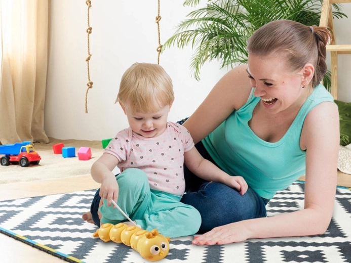 Skatina motoriką ir pirmuosius žingsnius