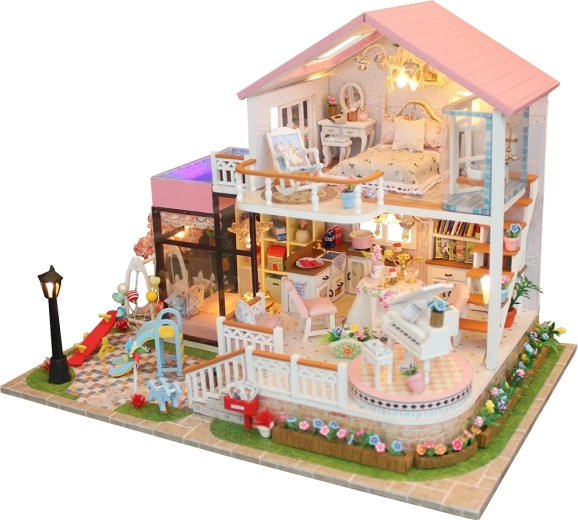 Magiskas namelis kupinas detalių