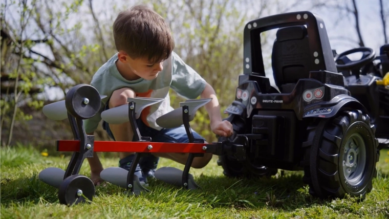 Suderinamas su minamais Rolly Toys traktoriais