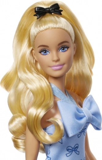 Išraiškingos detalės ir ilgi plaukai