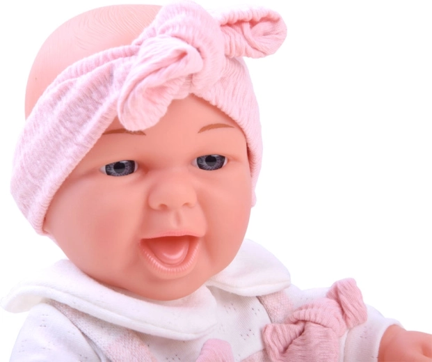 Realistiškas kūdikis su šypsena