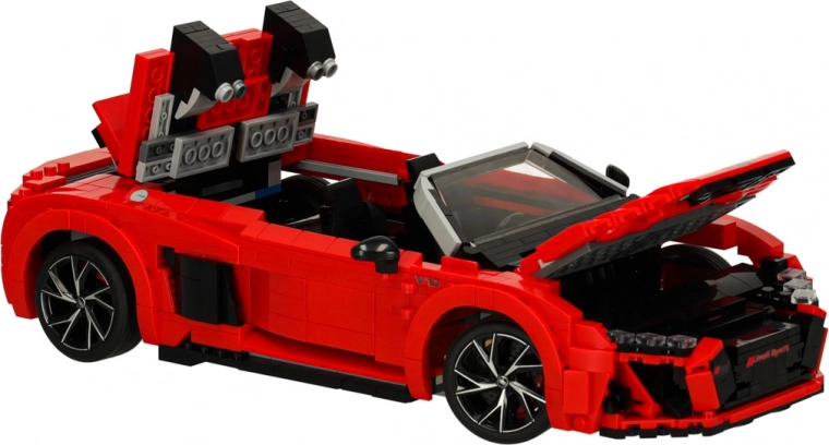 Atidaromas kapotas ir judantys elementai