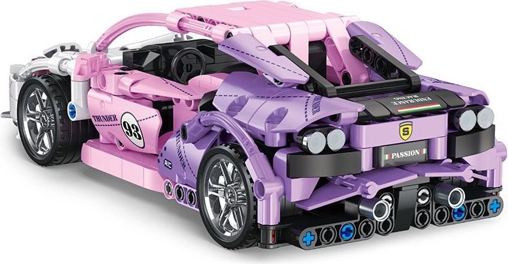 Realistiškos detalės ir lenktyninis dizainas