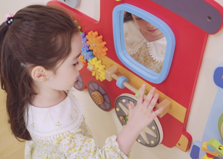 Lokomotyvas su krumpliaračiais ir veidrodėliu