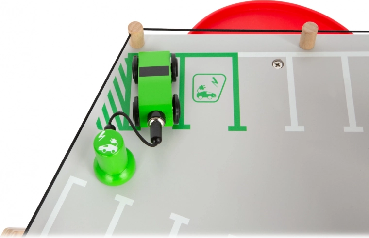 Serviso zona: degalinė, įkroviklis ir keltuvas