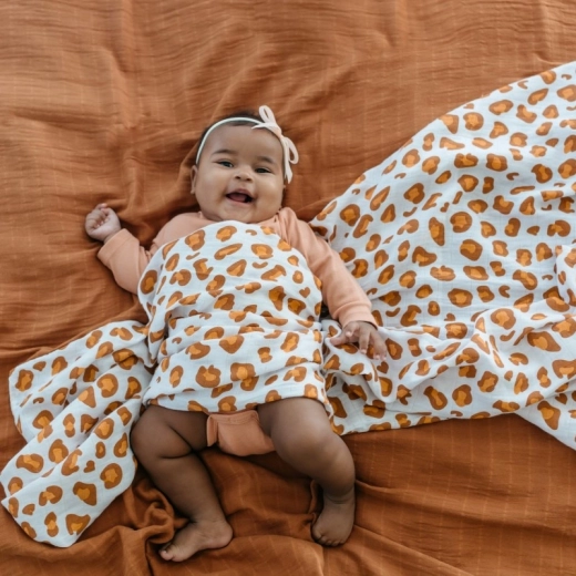 Stilingas balto leopardo motyvas