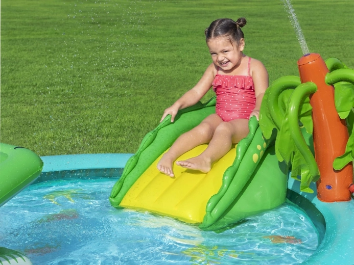 Čiuožykla ir palma su purkštuvu