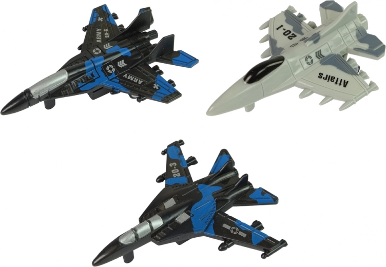 Trys naikintuvai su kariniu dizainu