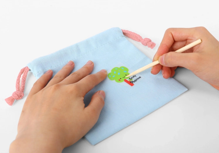 Lengvas pritaikymas be klijų ir žirklių