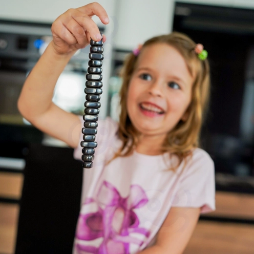 Magnetiniai akmenėliai, kurie laikosi kartu