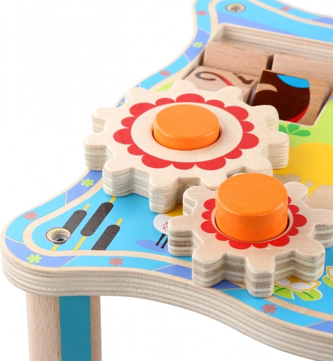 Sukami dantračiai ir karoliukai ant bėgelio