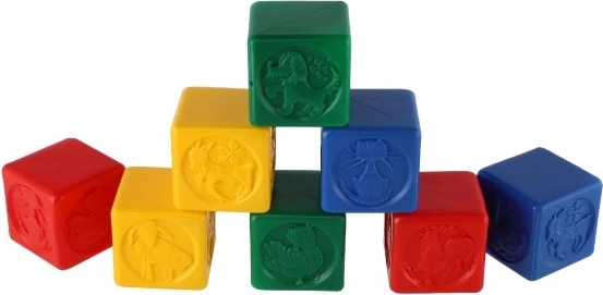 Kūrybiškas statymas su spalvingomis kaladėlėmis