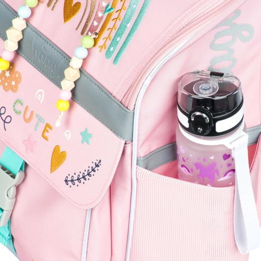 Praktiškos kišenės ir izoliuota priekinė kišenė