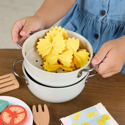 Real play cooking: pot with strainer