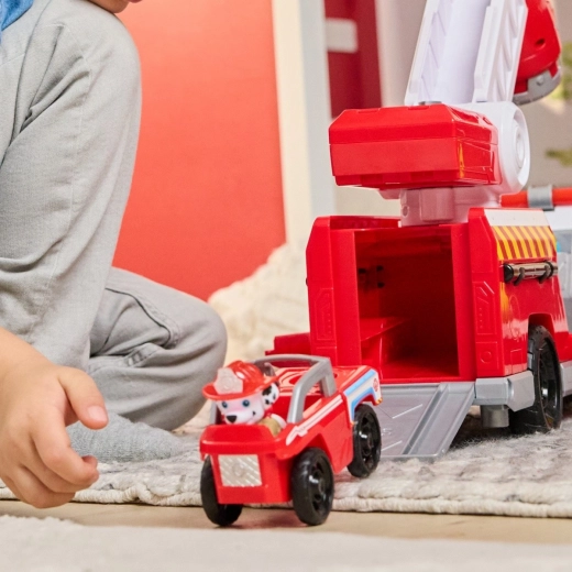 Mini automobilis ir nuleidžiama galinė rampa