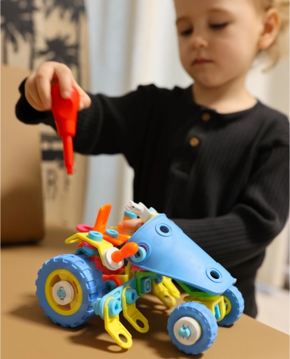 6 transporto priemonės iš 118 detalių