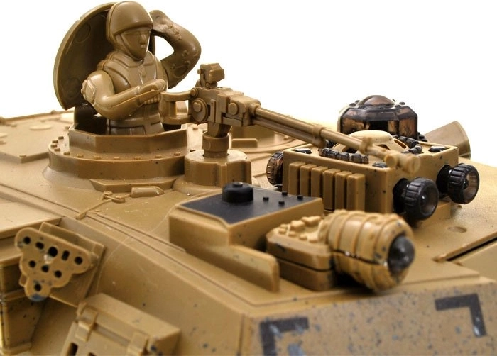 Įspūdingas LED apšvietimas ir tankisto figūrėlė