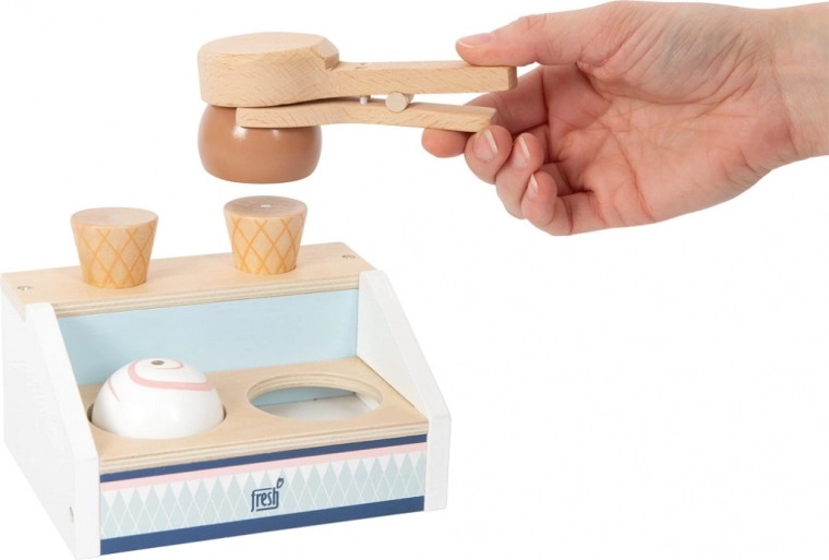 Magnetic scoop for realistic play
