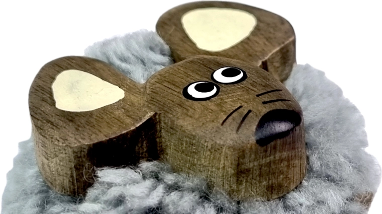 Žaismingas dizainas su minkštu pomponu